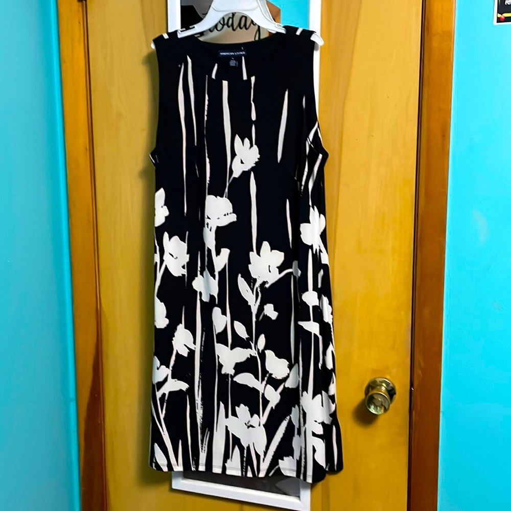 Black and white sleeveless floral print dress